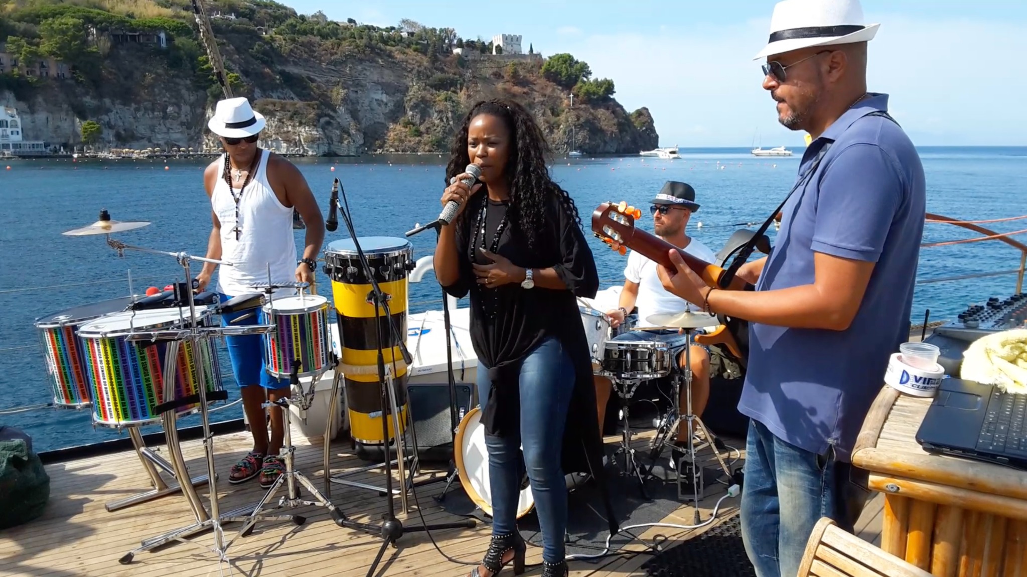 Live band con voce, percussioni e chitarra a bordo del Veliero Tortuga