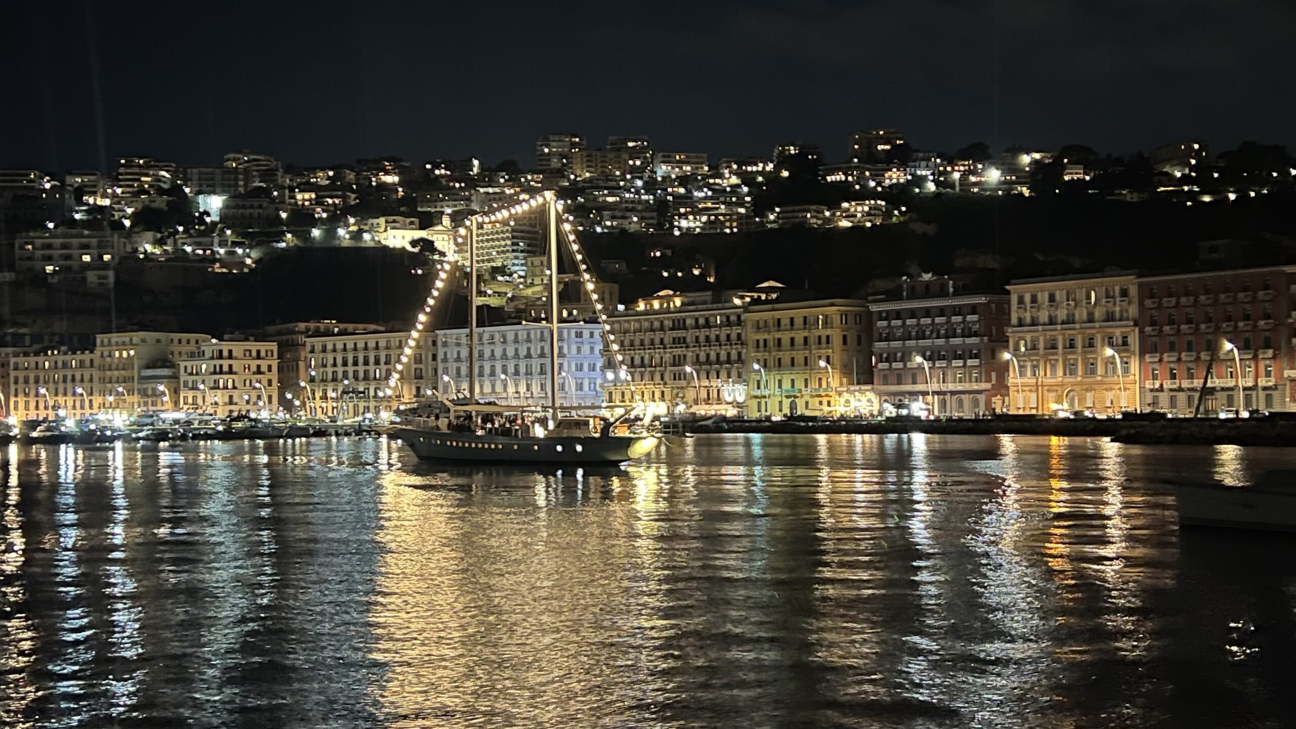 Napoli e il Vesuvio dal mare