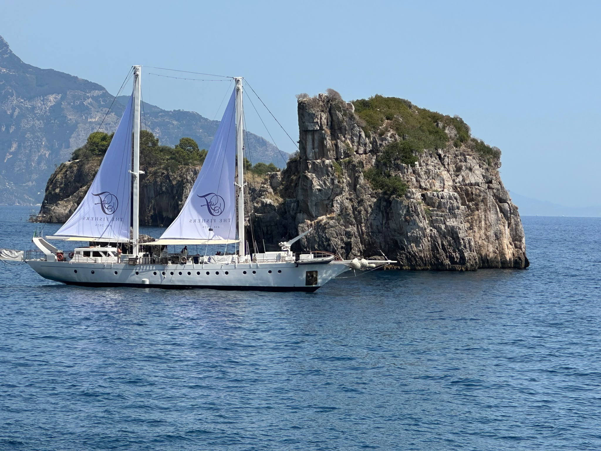 Veliero Tortuga in navigazione con vele brandizzate