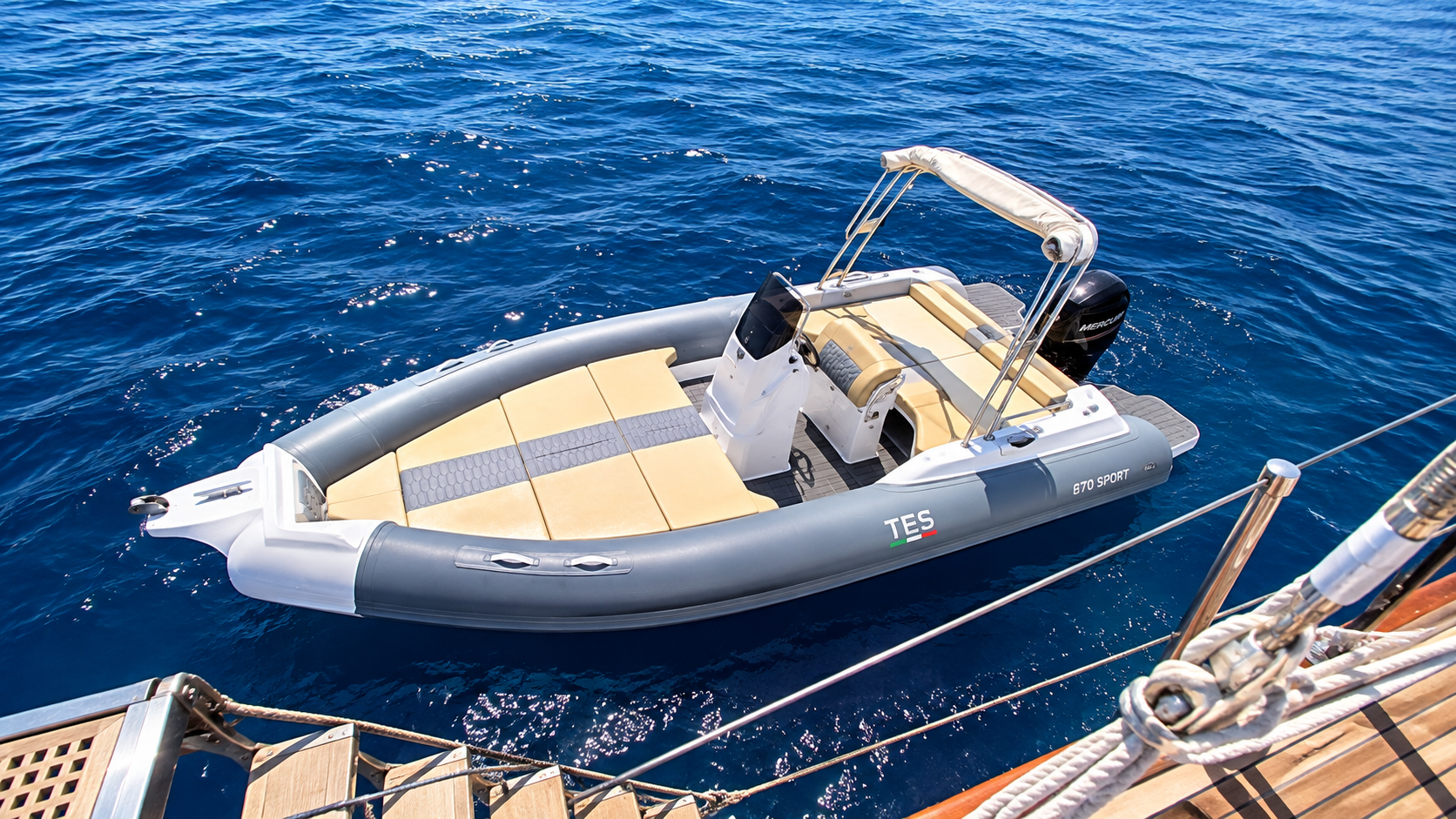 Gommone TES 670 SPORT affiancato al Veliero Tortuga