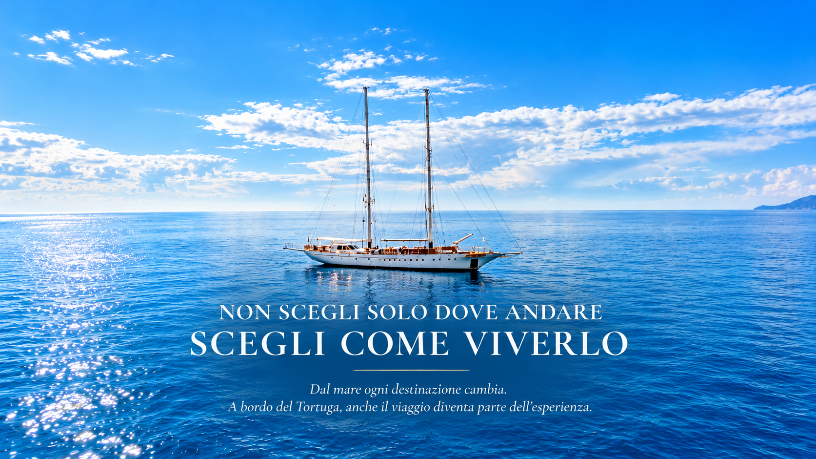 Veliero Tortuga sul mare azzurro con il messaggio Non scegli solo dove andare, scegli come viverlo