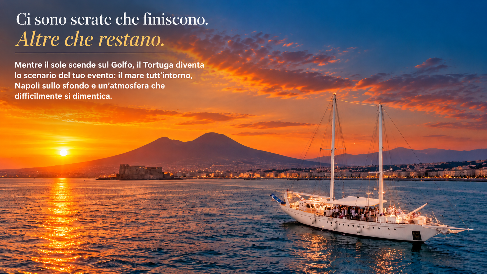 Veliero Tortuga nel Golfo di Napoli al tramonto con testo promozionale a sinistra