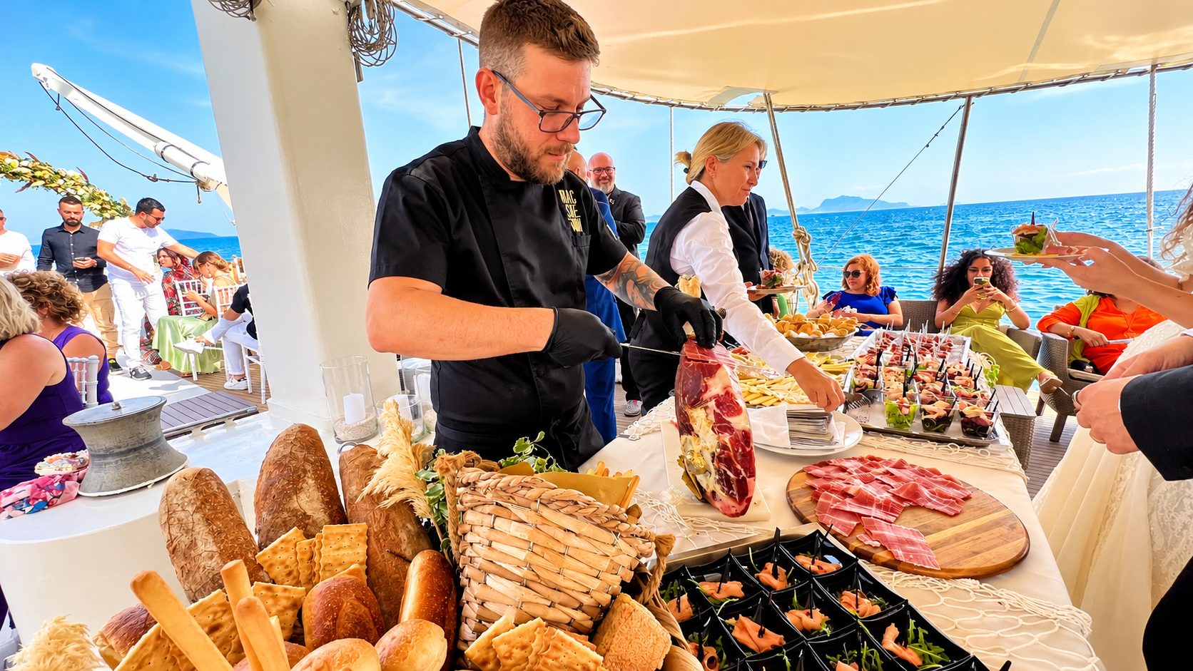 Chef al buffet di prosciutto e specialità a bordo del Veliero Tortuga