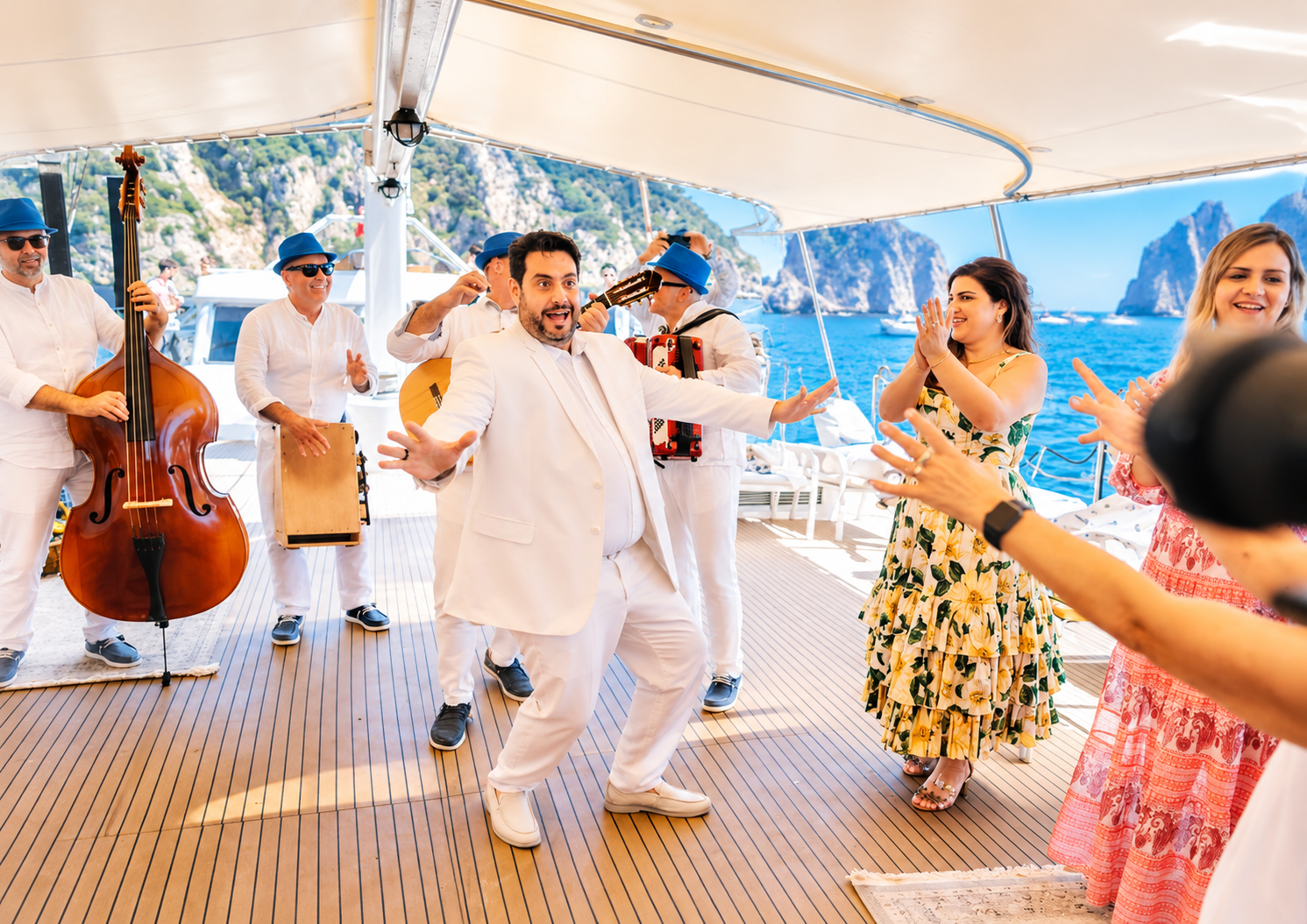 Musica dal vivo e ospiti sul ponte superiore del Veliero Tortuga