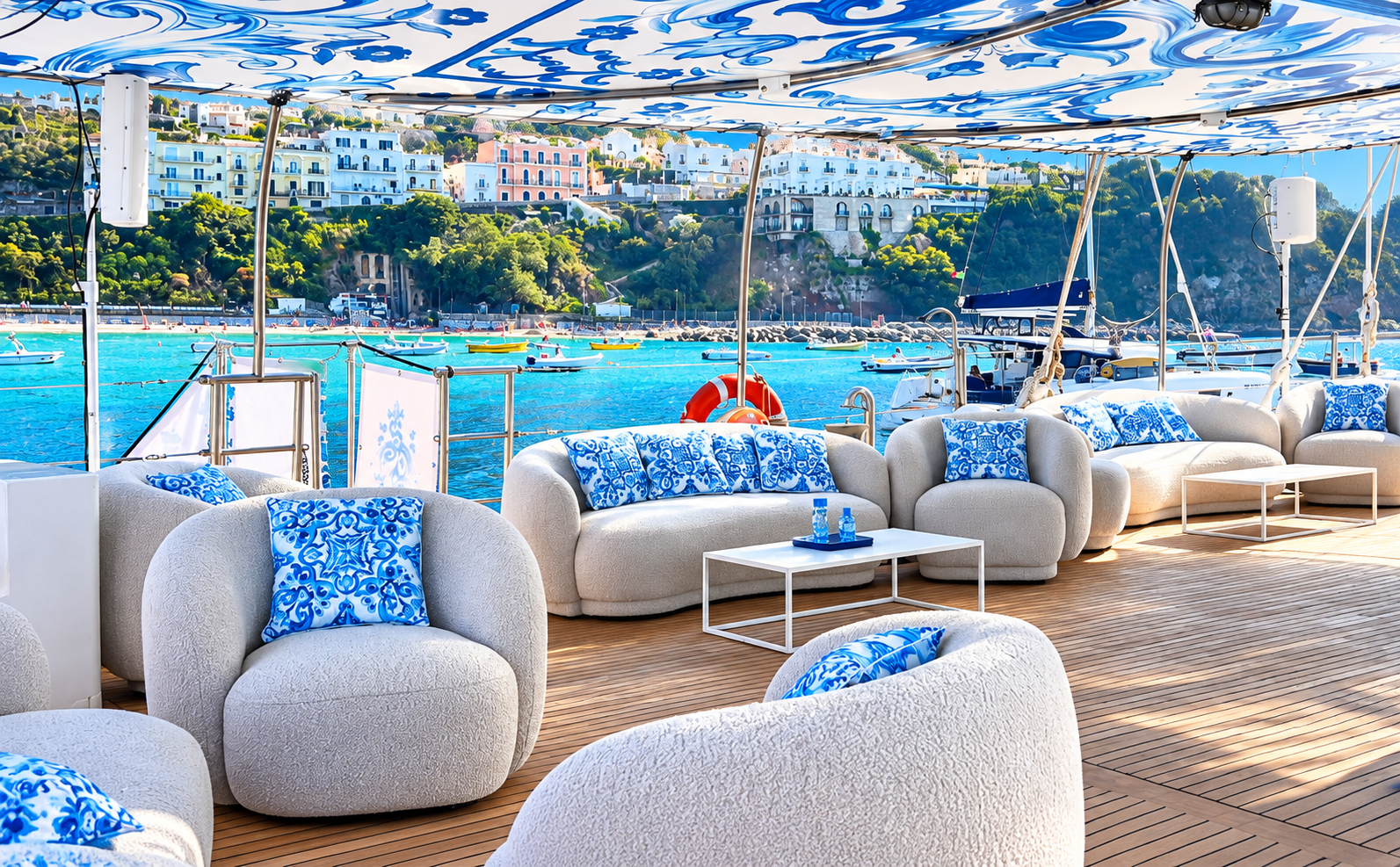 Area lounge del Veliero Tortuga con vista sul mare Mediterraneo