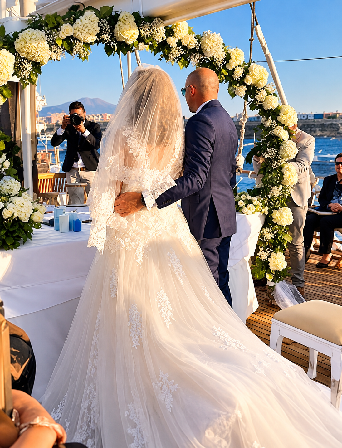 Cerimonia di matrimonio sul ponte del Veliero Tortuga con allestimento floreale