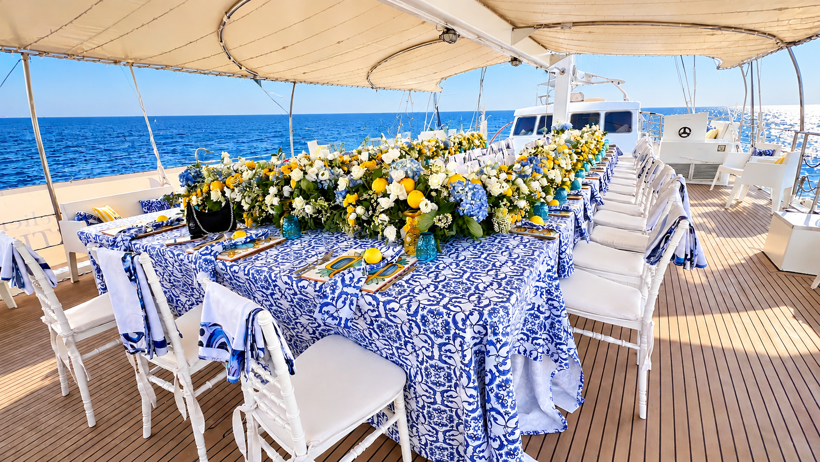 Tavola mediterranea elegantemente allestita sul ponte del Veliero Tortuga con panorama sul mare